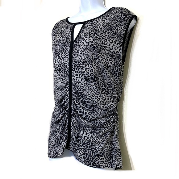 Vince Camuto BLACK & GRAY animal print stretchy sleeveless center ruched top - Picture 4 of 7
